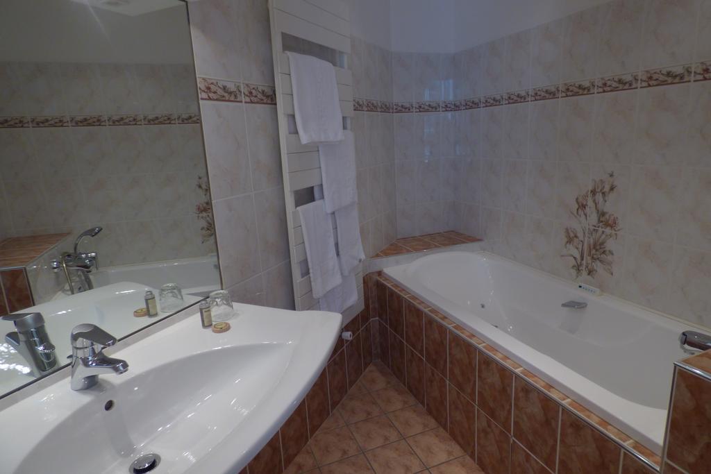 Hotel Du Lion D'Or Entraygues-sur-Truyere Phòng bức ảnh